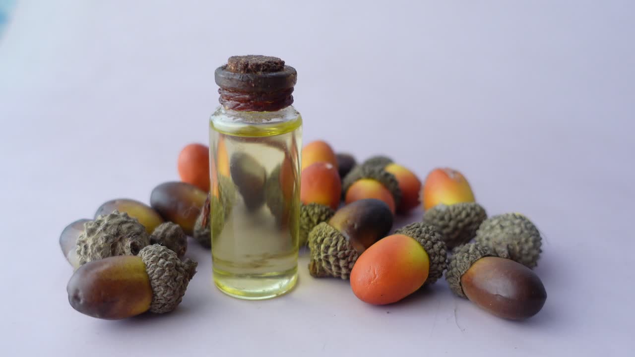 aceite esencial de bellota aislado sobre un fondo blanco