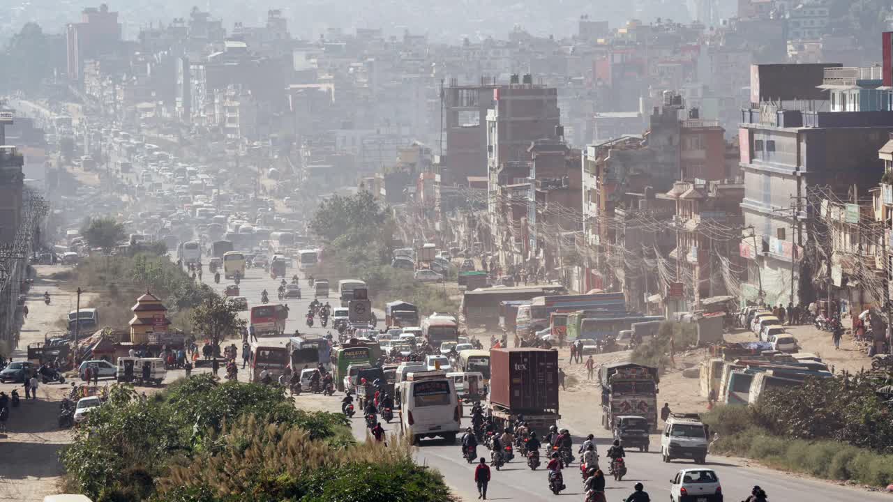 Una veduta dei problemi di traffico e inquinamento che affliggono Kathmandu, Nepal, vista da lontano