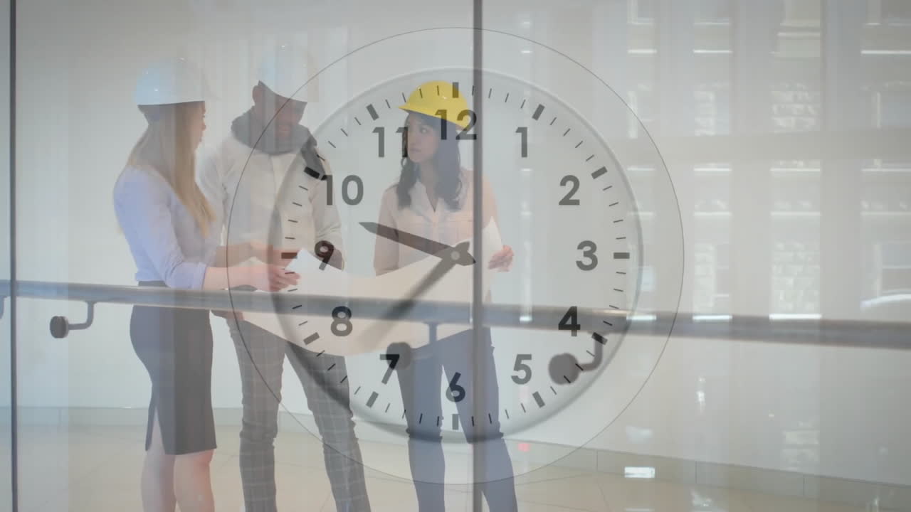 다양한 건축가들이 블루프린트를 연구하는 동안 빠르게 움직이는 손으로 시계의 애니메이션