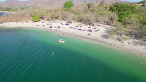 Gente-Navegando,-Nadando-Y-Disfrutando-De-La-Playa-Conchal-Costa-Rica-En-Un-Día-Soleado-De-Verano,-Drone-Aéreo-De-4k