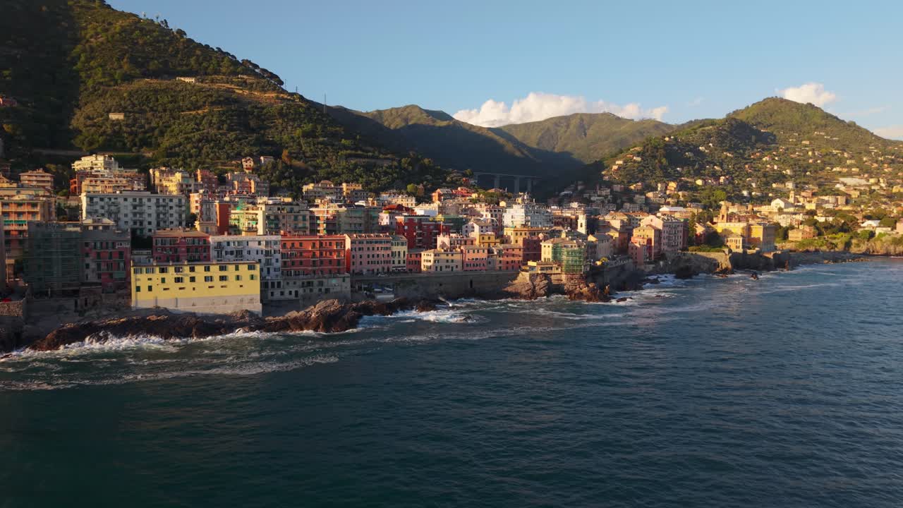 Una vista costiera colorata di una città mediterranea con il caldo bagliore del tramonto.