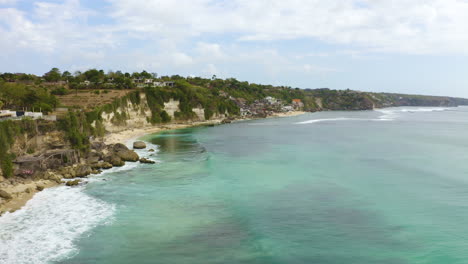 Drohne-Fliegt-In-Der-Nähe-Von-Klippenhügel-Resort-Beach-Bali-Indonesien