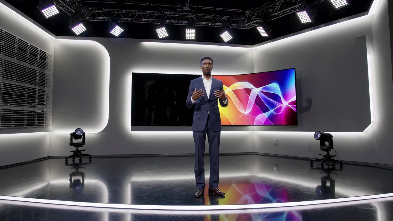Presentatore professionale che parla sul palco in uno studio moderno