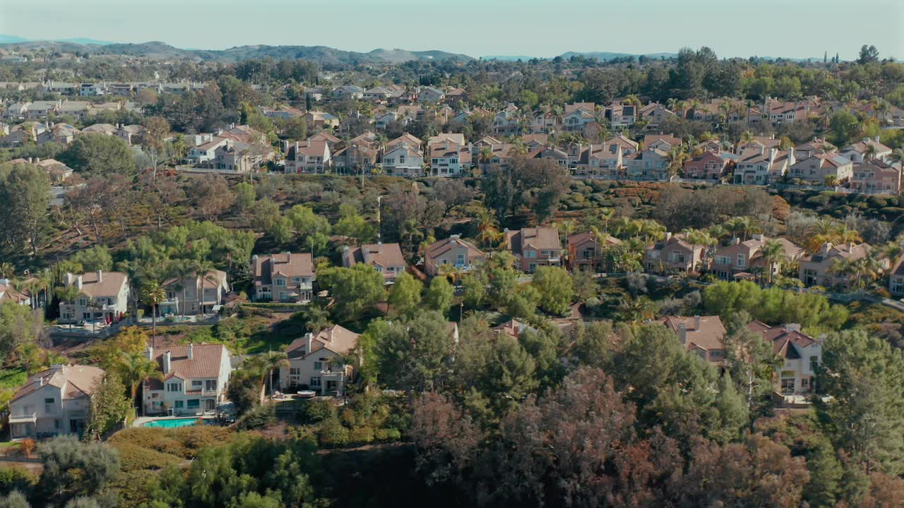 Pemandangan udara dari drone perumahan, di lereng bukit, di Mission Viejo, California