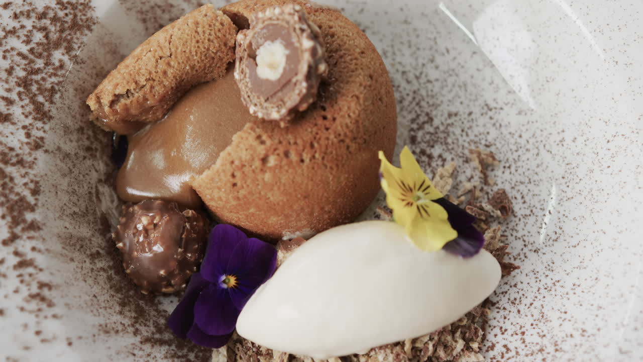 부에서 준비되고 장식된 디저트, 느린 동작