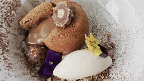 preparados y decorados postre en la cocina, cámara lenta