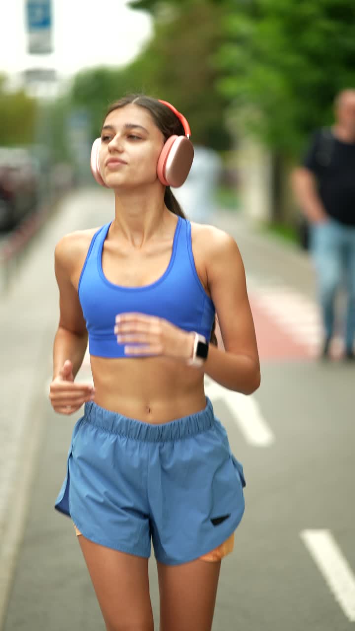 mujer corriendo en la ciudad