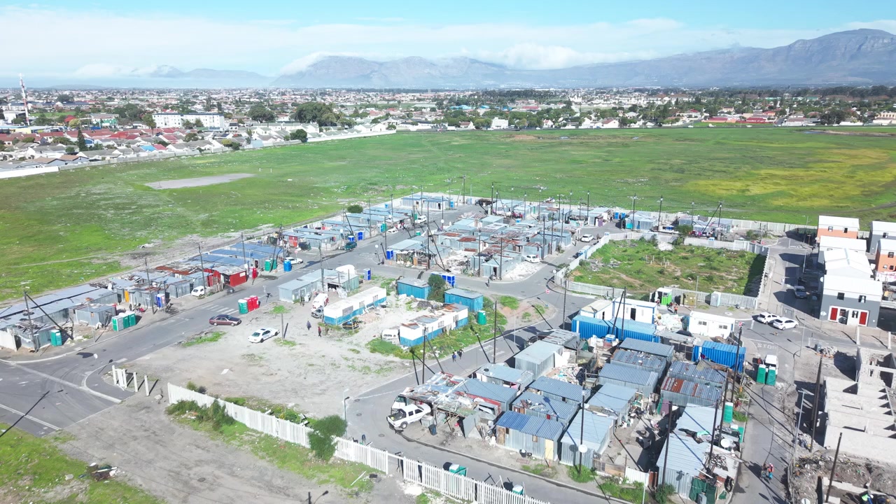 Campo abusivo e area di township a Città del Capo