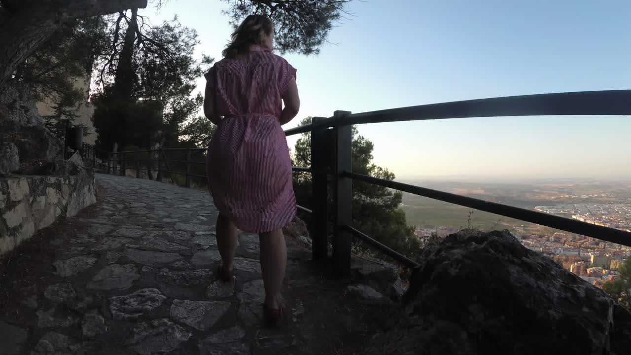Castello di Jaén, Spagna. Riprese aeree e da terra di questo castello medievale in un pomeriggio estivo. Mostra anche la città di Jaén, realizzato con un drone e una action cam a 4k 24fps usando filtri ND.