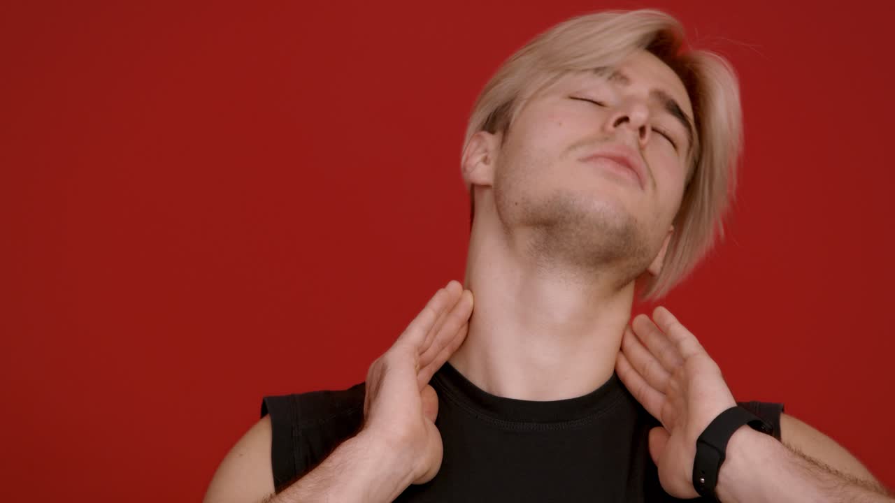 hombre con dolor de cuello