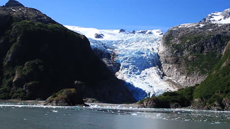 el hielo flota en el agua frente al glaciar que se derrite en alaska