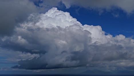 Dichte-Wolken-Ziehen-Tagsüber-Durch-Den-Blauen-Himmel