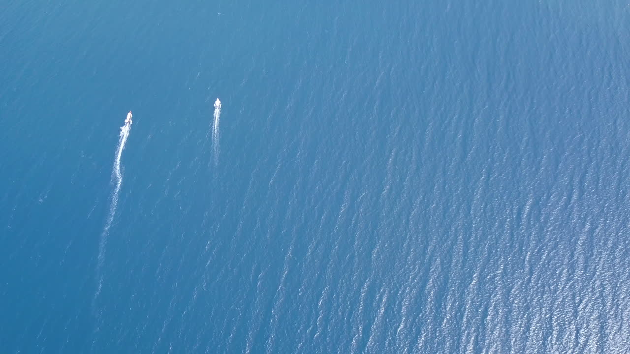 인도네시아 바다에서 순항하는 4k 드론 영상 스피드보트