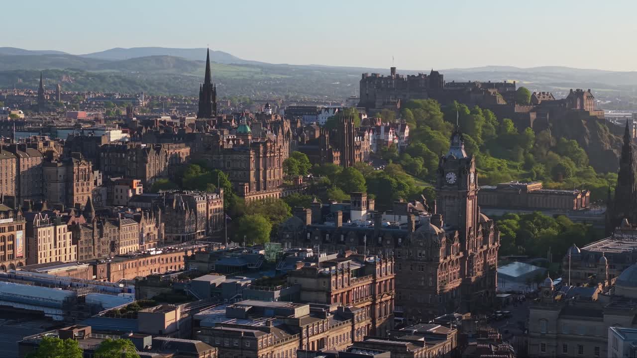 Imagens deslumbrantes de drone da cidade velha e do castelo de Edimburgo banhados pela luz quente do nascer do sol, capturando o charme histórico e a atmosfera matinal tranquila