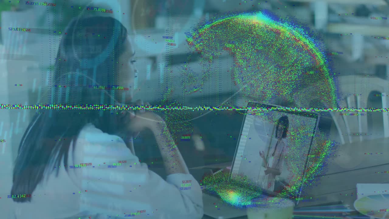 노트북을 사용하는 두 인종의 사업가 여성에 대한 데이터 처리 및 전 세계 애니메이션