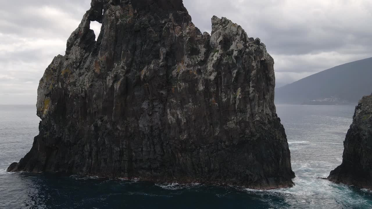 Veduta aerea degli Isolotti di Ribeira da Janela, imponenti formazioni rocciose che caratterizzano il paesaggio marino