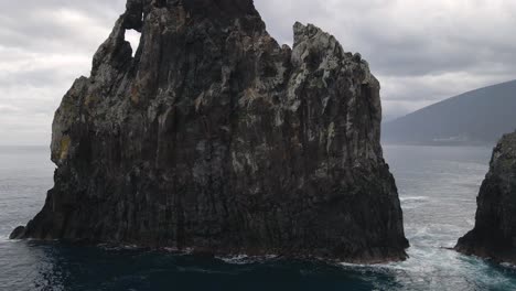 vista aérea de los islotes de ribeira da janela, impresionantes formaciones rocosas que marcan el paisaje marino