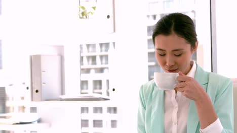 책상 에서 커피 를 마시는 사업가