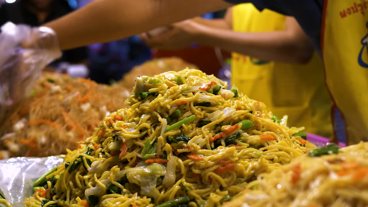 un primer plano de fideos salteados en un vendedor de comida callejera