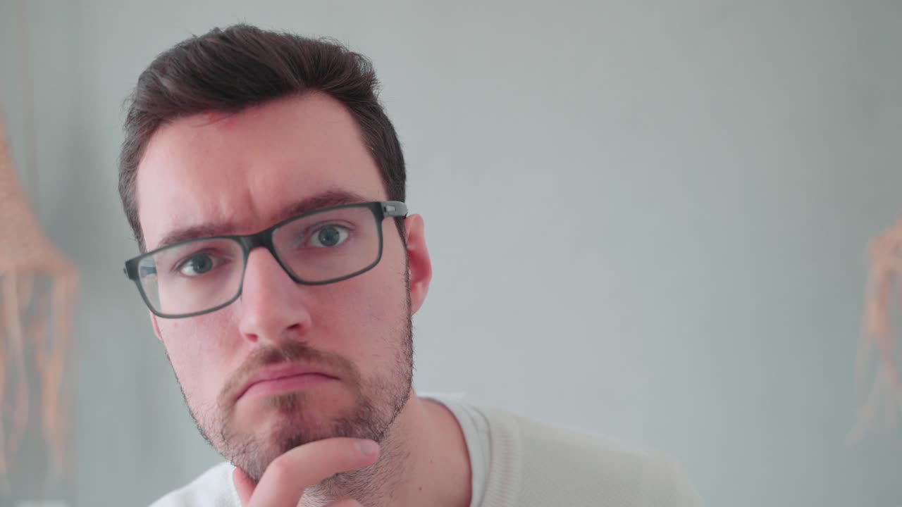 primer plano caucásico joven buscando algo