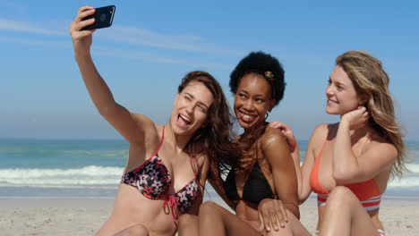 amigas jóvenes tomando selfies con el teléfono 4k