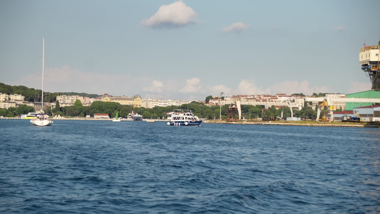 푸라 해안의 아드리아 해에서 여행 보트