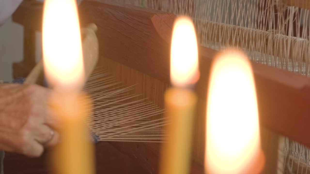 el tejedor hace tela en el telar étnico