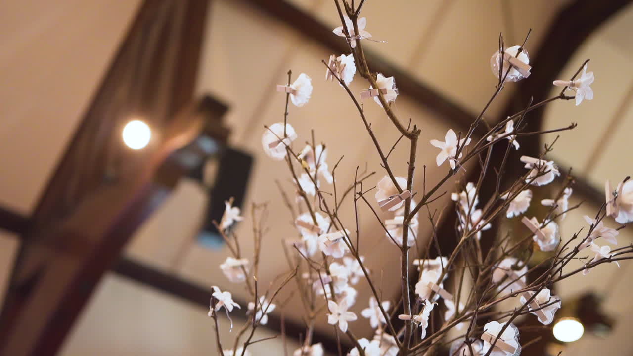 오래된 교회의 아름다운 꽃