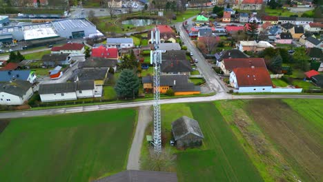 Mobilfunkmast-Auf-Dem-Feld-Mit-Nahegelegenen-Vorstadthäusern-Bei-Tageslicht