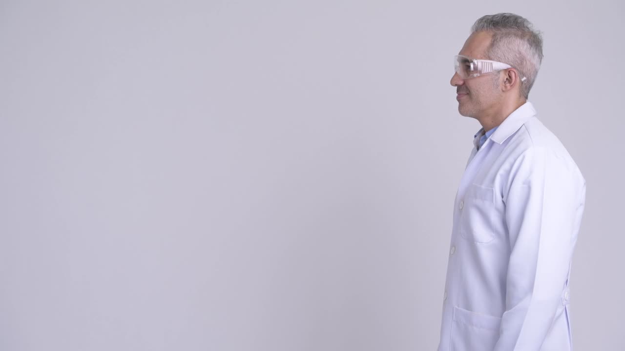 Profilo di un felice medico persiano maturo in veste di scienziato.