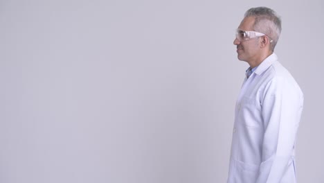 vista del perfil de un hombre persa maduro feliz médico como científico