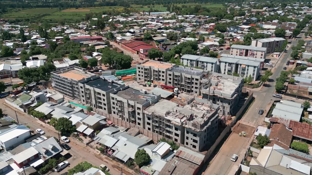 Cauquenes, Chile, quay quanh, xây dựng, căn hộ, tòa nhà, Maule, Nam Mỹ, trên không, góc nhìn, drone, cảnh quay, đô thị, dân cư, phát triển, thực, tài sản, công nhân, cần cẩu, bê tông, cấu trúc, mái nhà