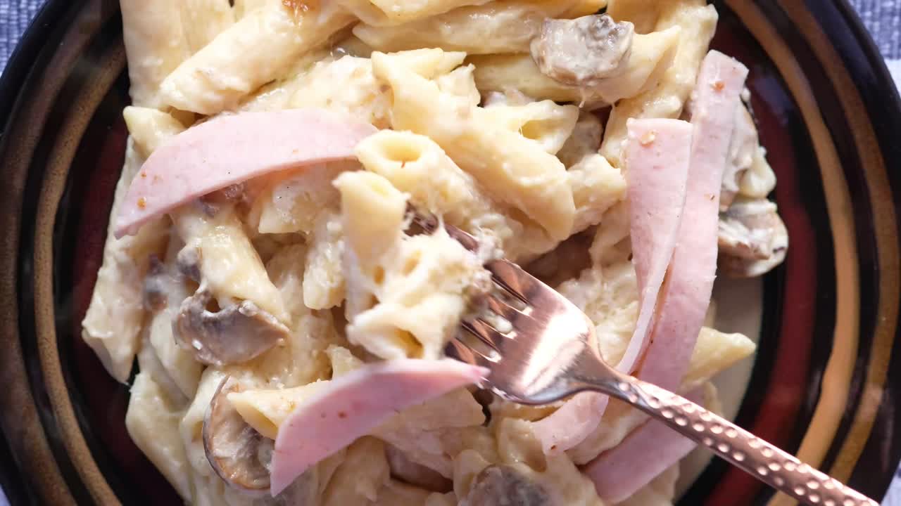 pasta de setas y jamón cremoso