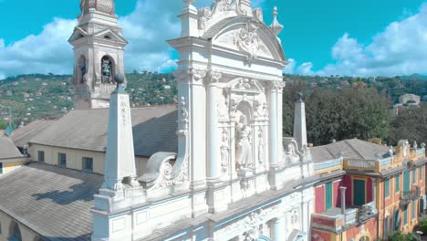 drone aéreo de la iglesia italiana que se levanta del suelo - santa margherita ligure, italia