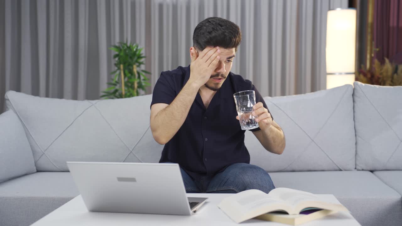 un joven desmayándose en el calor.