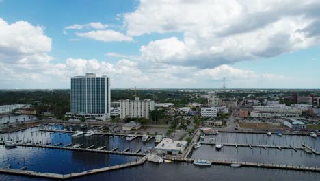 Aerial-drone-shot-of-a-harbor-in-Downtown-Fort-Myers,-Florida-on-a-sunny-day