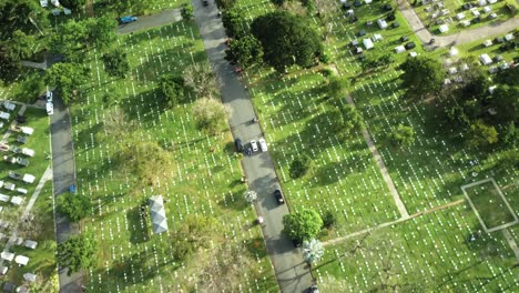 Toma-De-Drone-De-Autos-Circulando-En-Un-Cementerio.