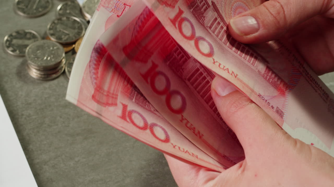 Handling Chinese 100 Yuan Banknotes