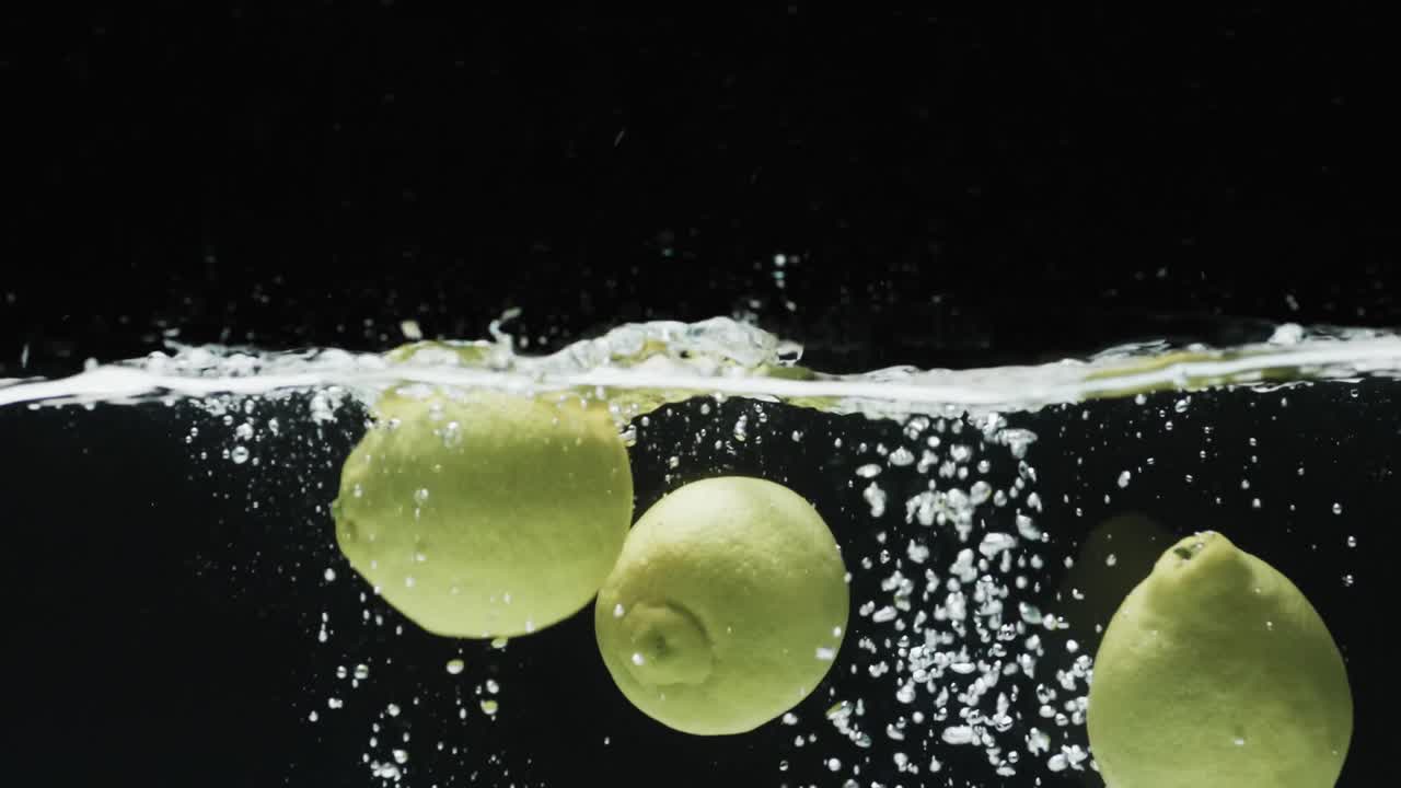 video de tres limas bajo el agua con espacio de copia sobre fondo negro