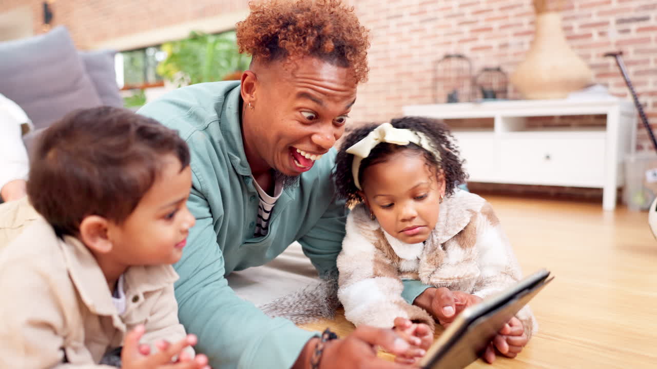 Famiglia che si gode il tempo con il tablet insieme