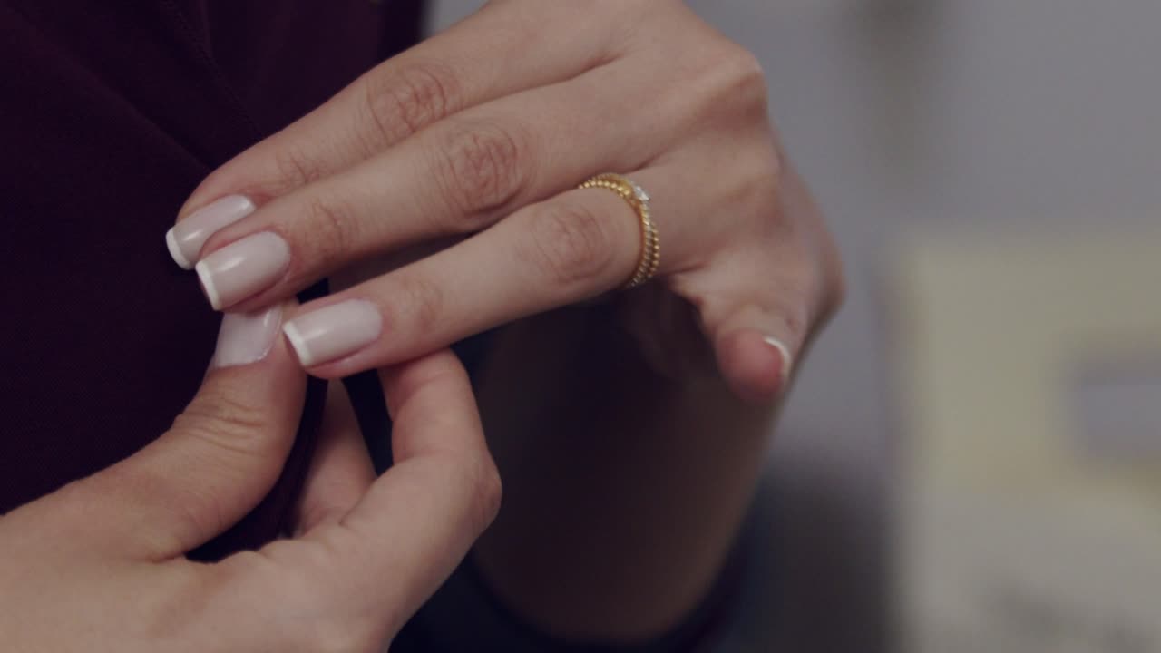 el médico o la enfermera se abotona la bata o los matorrales - cierra la cámara lenta