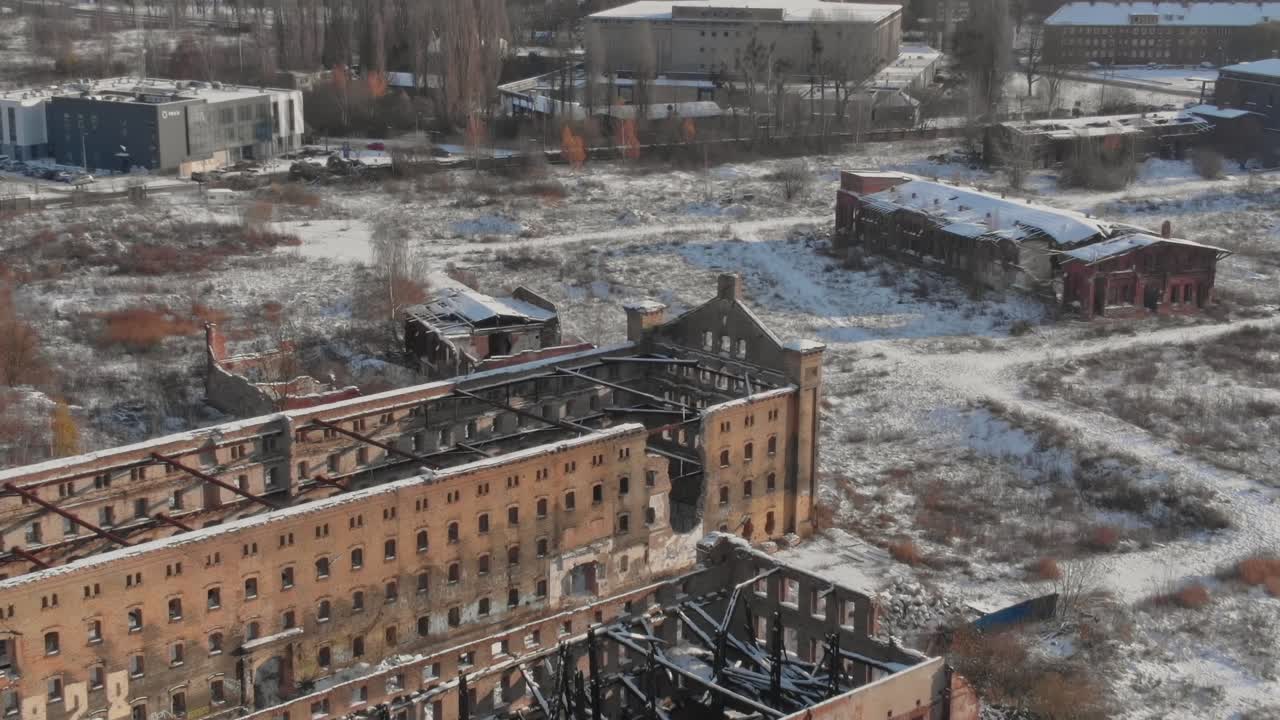 Rovine di vecchi edifici a Danzica, Polonia, durante la stagione invernale.