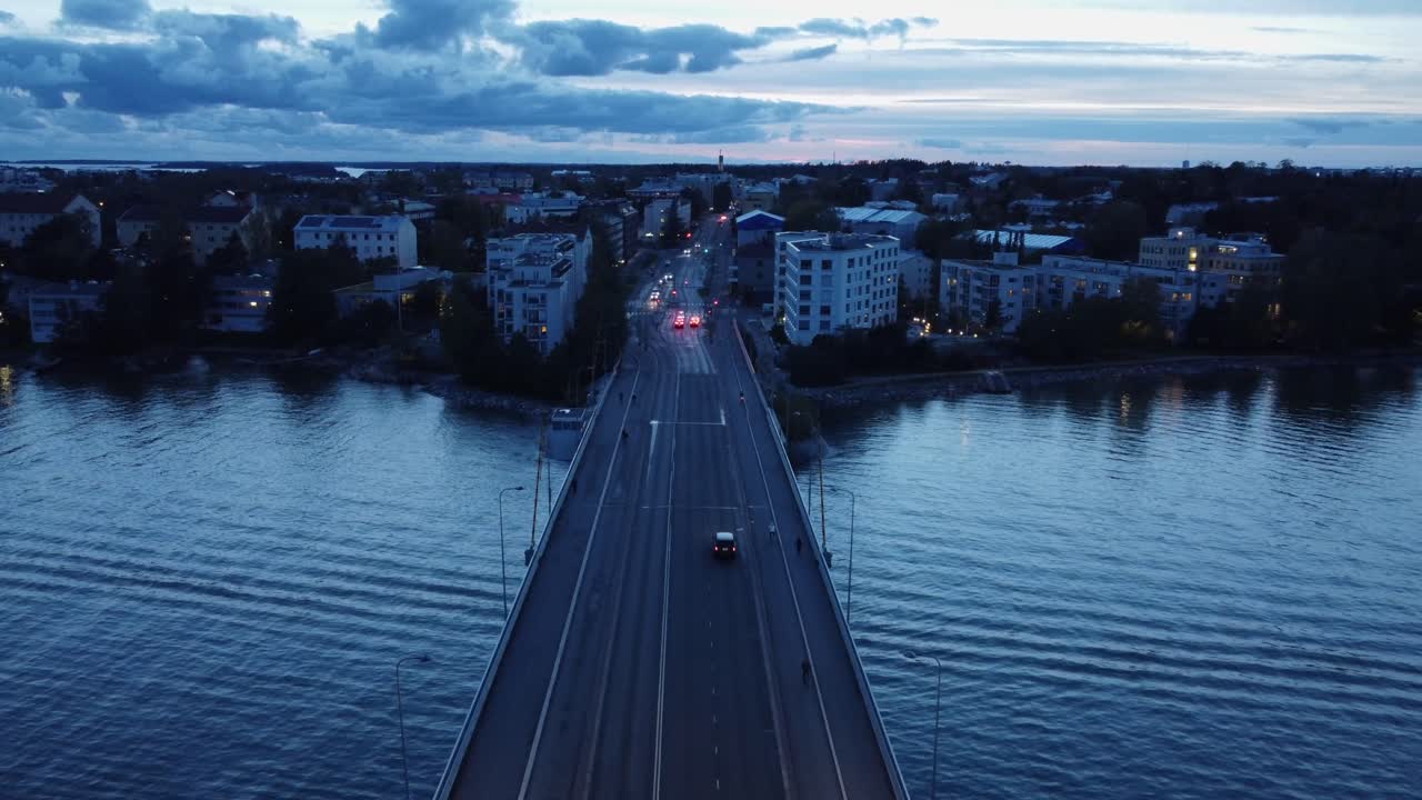 люди пересекают хельсинкский мост в вечерний синий час, северный сумерки