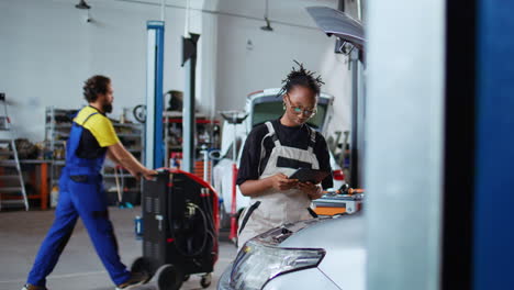 Mechanic-working-in-professional-garage