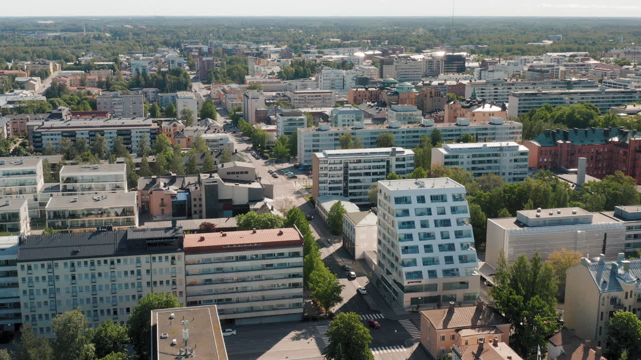 북유럽 마을 vaasa의 지붕 위를 날아, 공중 4k