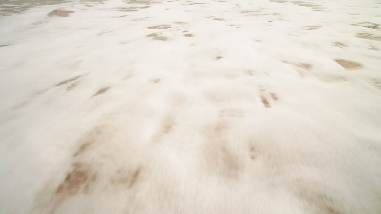 모래 해변에 있는 바다 파도.