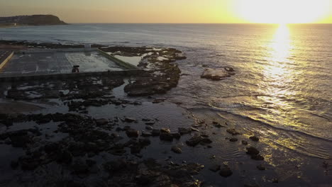 amanecer en la playa aérea: mañana limpia de mereweather ocean baths, au