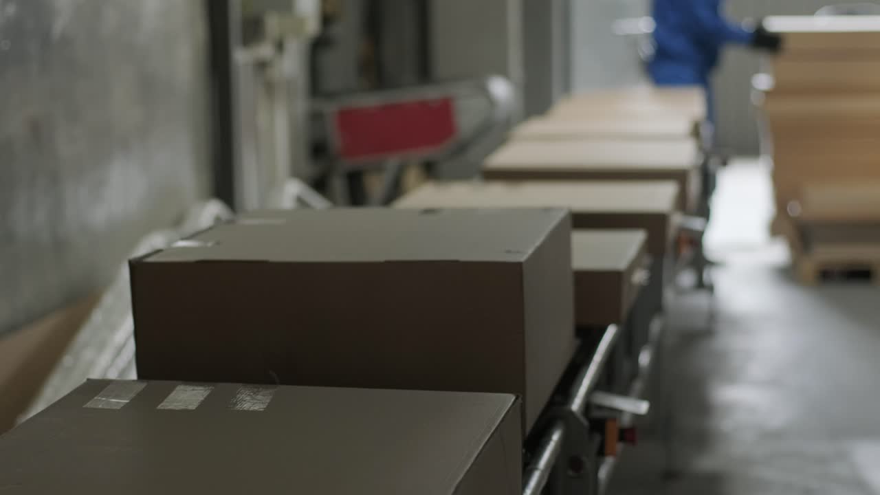 포스트 창고: 포스트 분류 부서에서 컨베이어 벨트를 따라 파셀이 이동합니다. 로딩 벨트: 우체국 직원이 파셀을 배송하기 위해 준비합니다. 온라인 주문 배달.