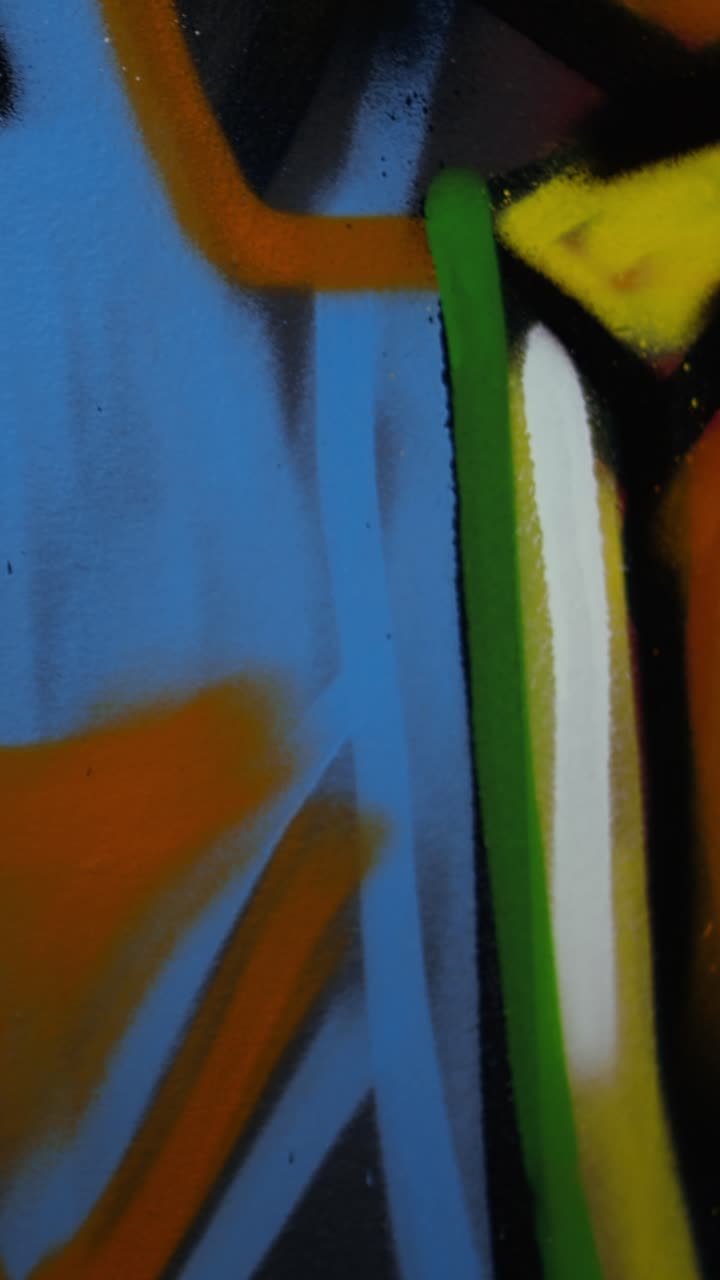 Video verticale di arte graffiti murale su pareti in un edificio abbandonato