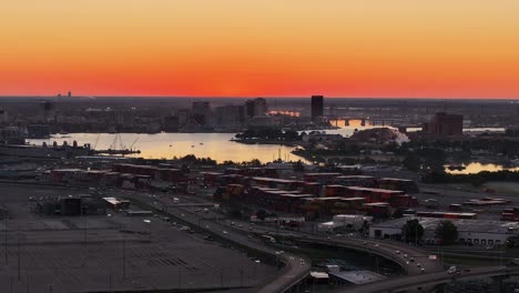 esta fue una toma del amanecer, con un avión no tripulado, de la sección de port norfolk de portsmouth virginia el 23 de octubre de 2023.
